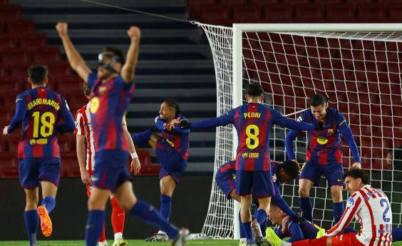 逆转王者!卫冕冠军巴萨客场3-1翻盘马竞,稳居西甲榜首